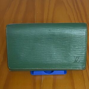AUTHENTIC  LOUIS VUITTON GREEN EPI LEATHER BI-FOLD SHORT WALLET